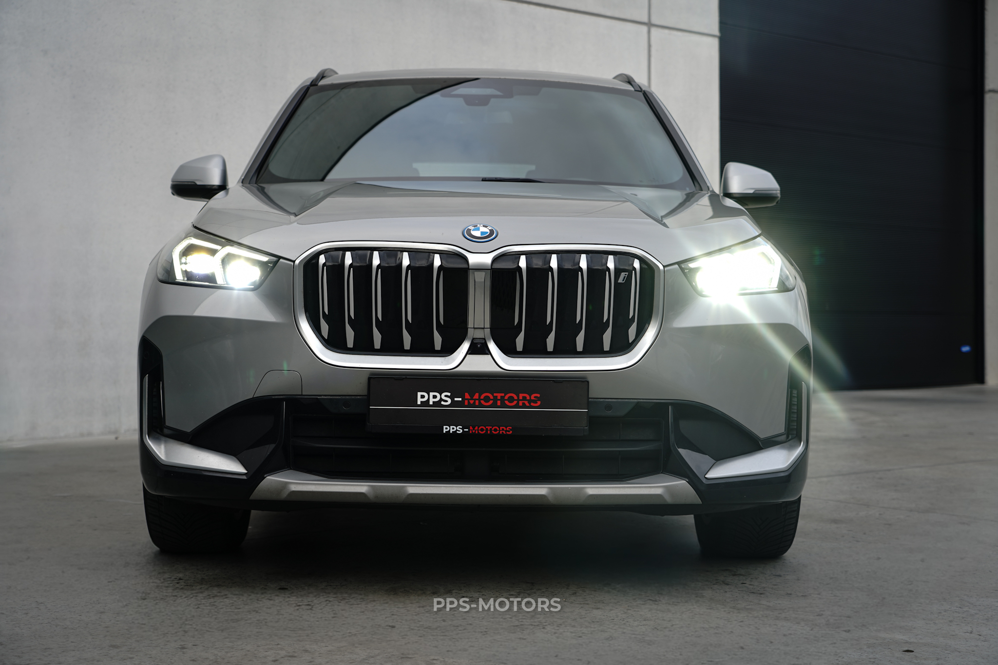BMW iX1 30e xDrive photo 2