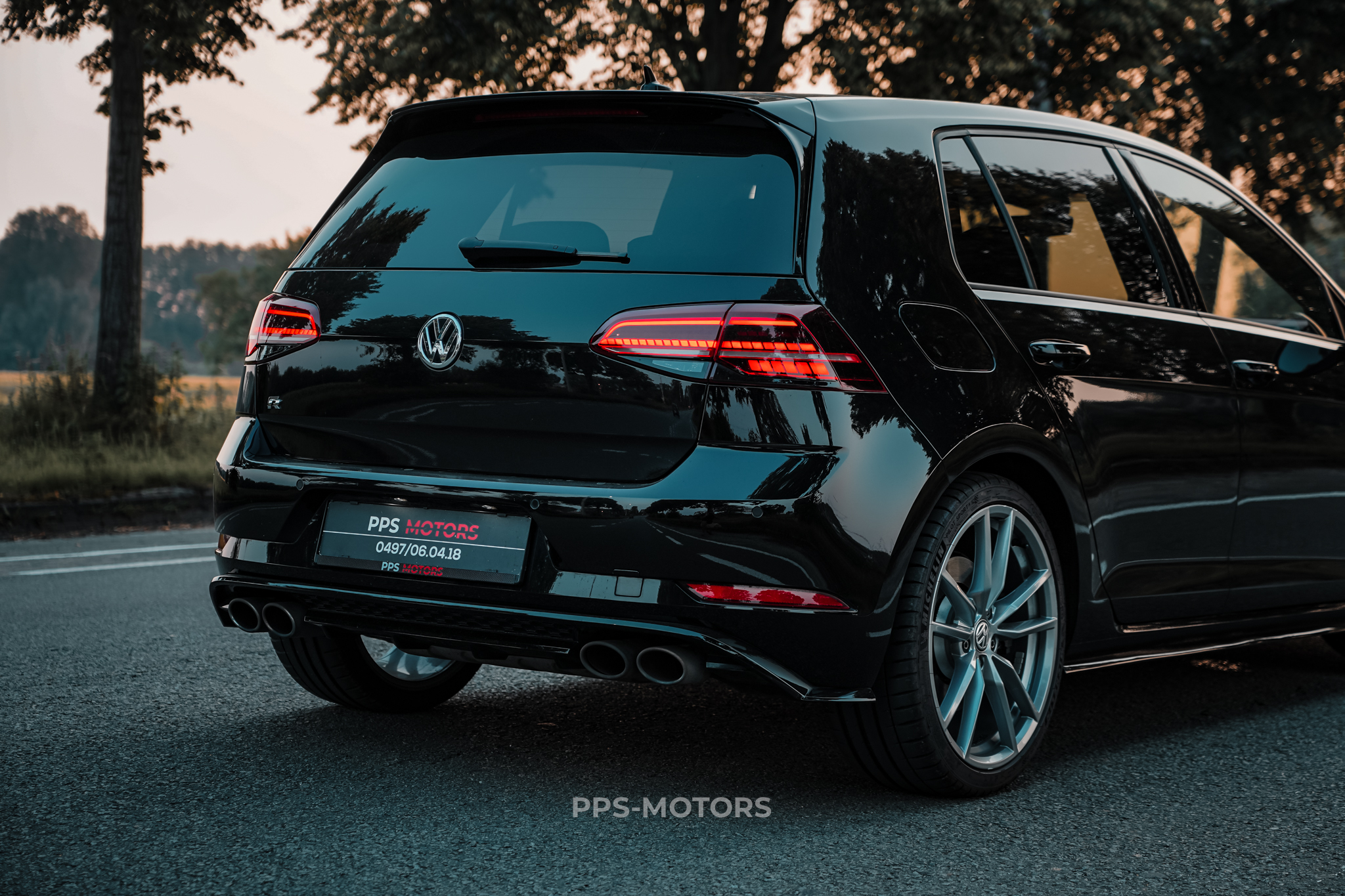 Volkswagen GOLF R 2.0 TSI 4MOTION photo 12