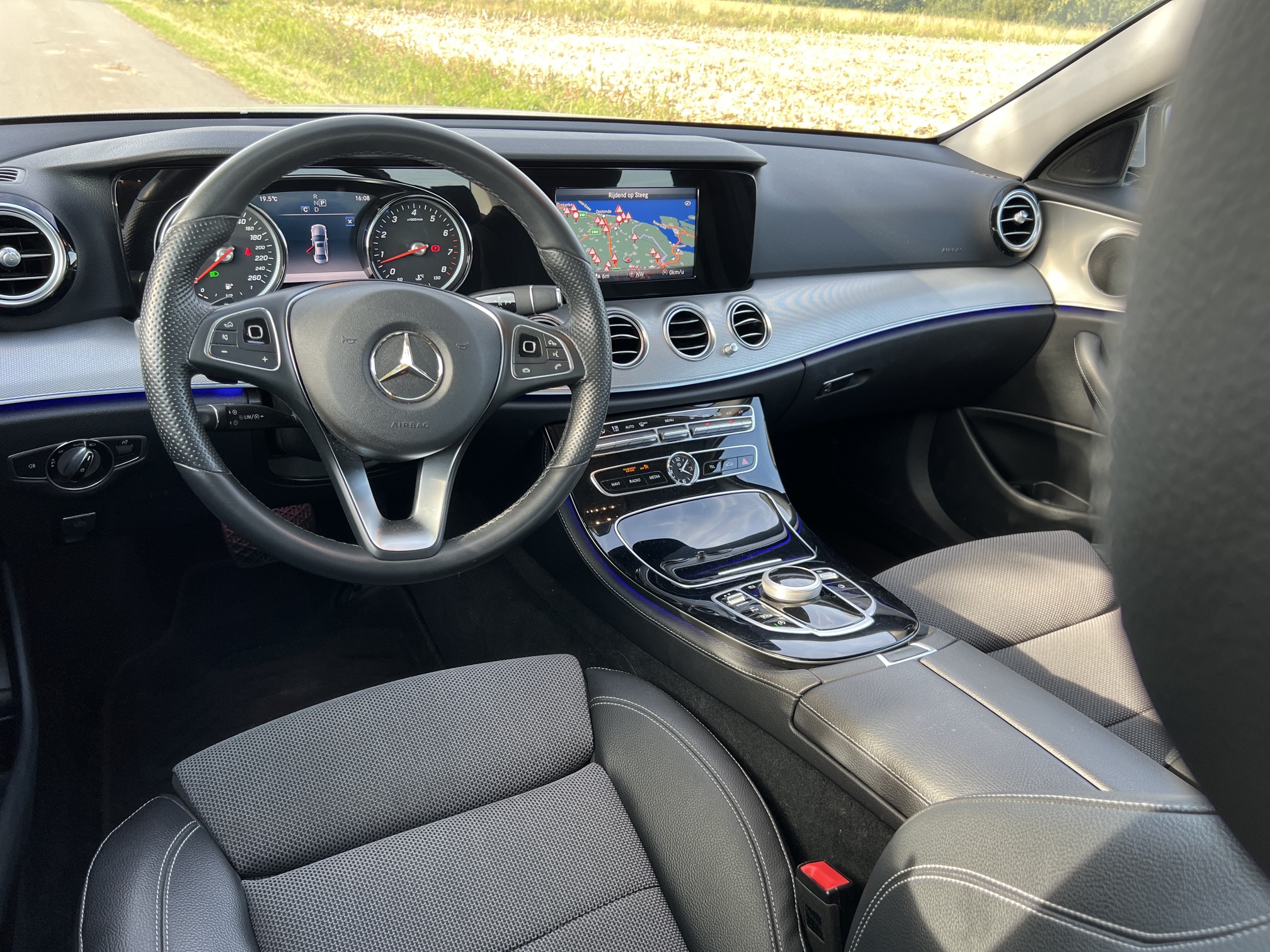 Mercedes Benz E200 SEDAN photo 22