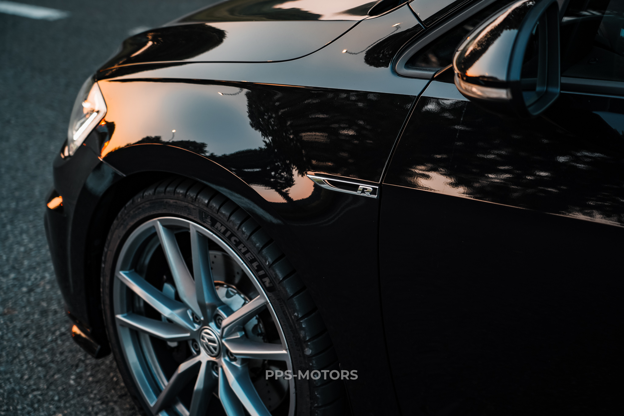 Volkswagen GOLF R 2.0 TSI 4MOTION photo 13