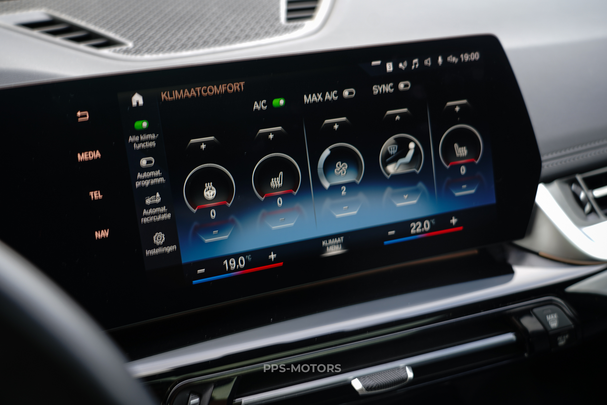 BMW iX1 30e xDrive photo 19