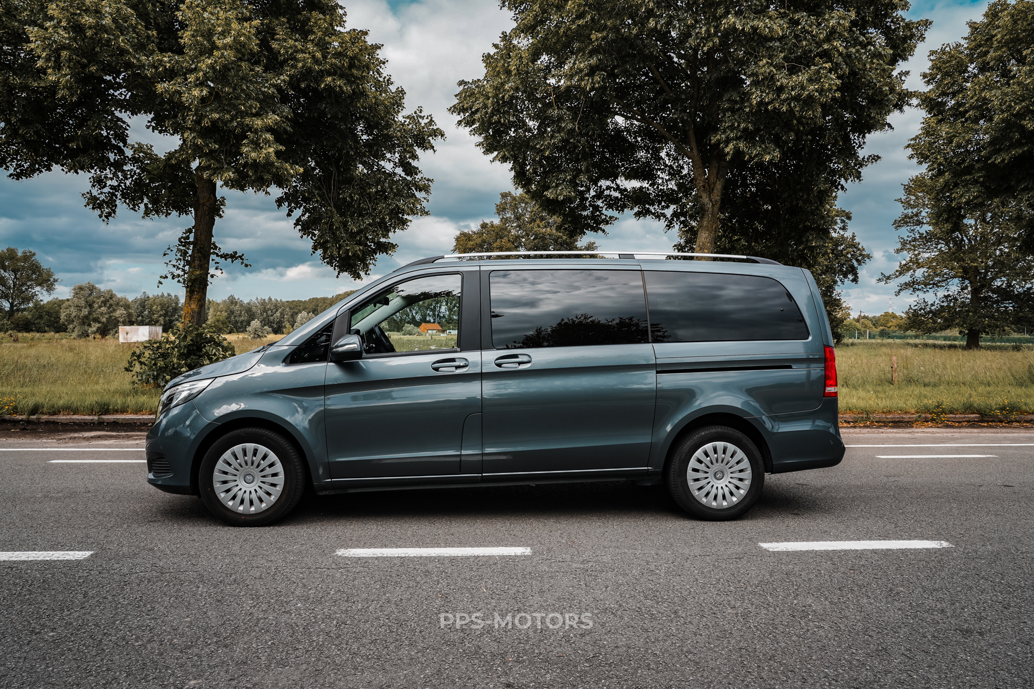 Mercedes Benz V220 photo 5