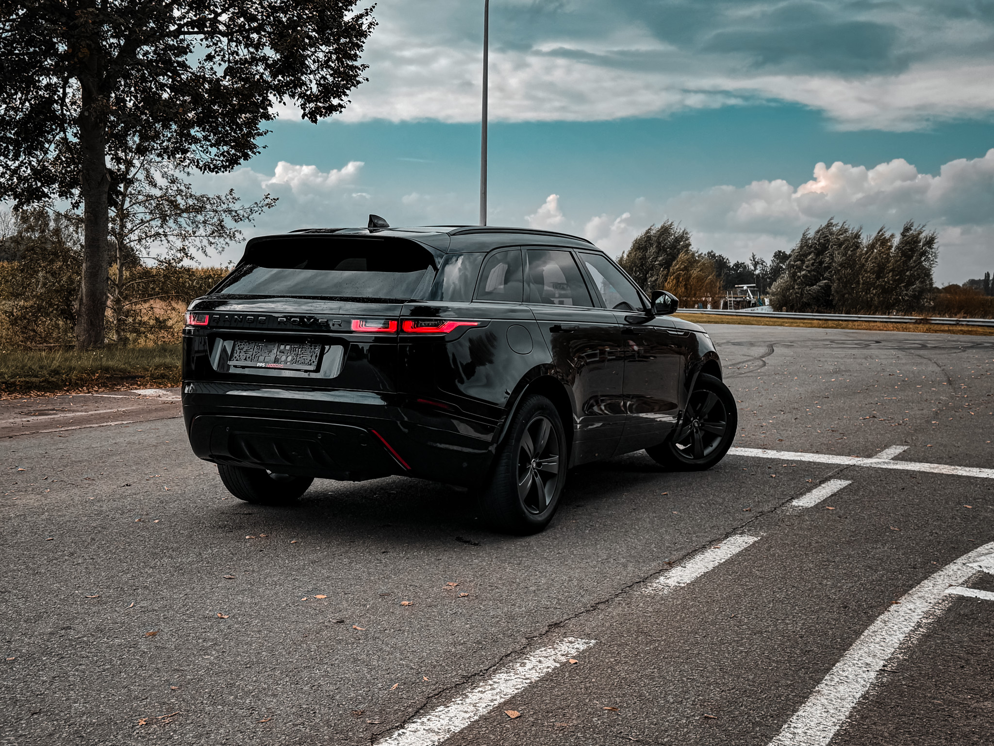 Land Rover VELAR 2.0 R-DYNAMIC photo 2
