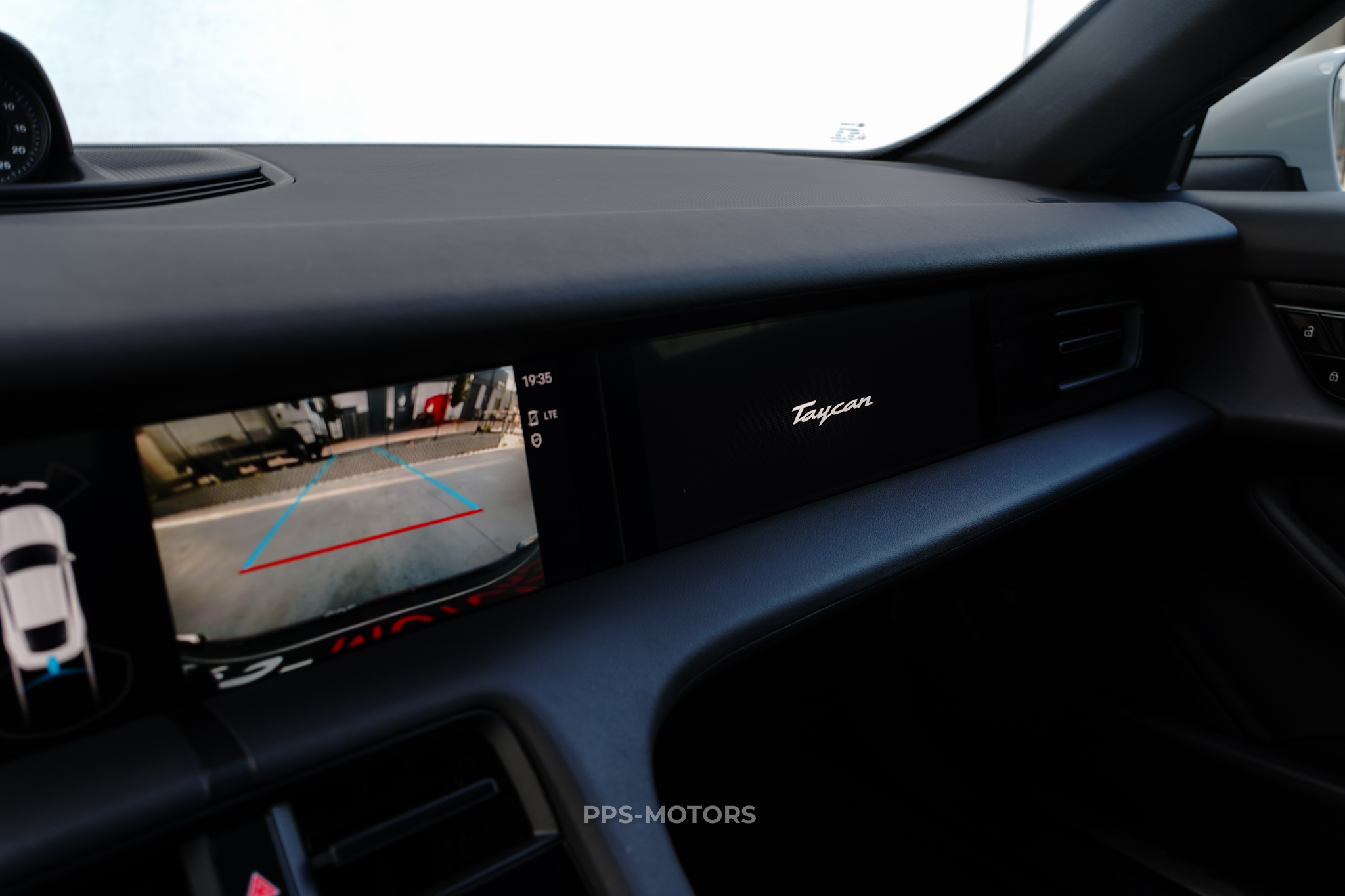 Porsche TAYCAN 4S SPORTDESIGN photo 30