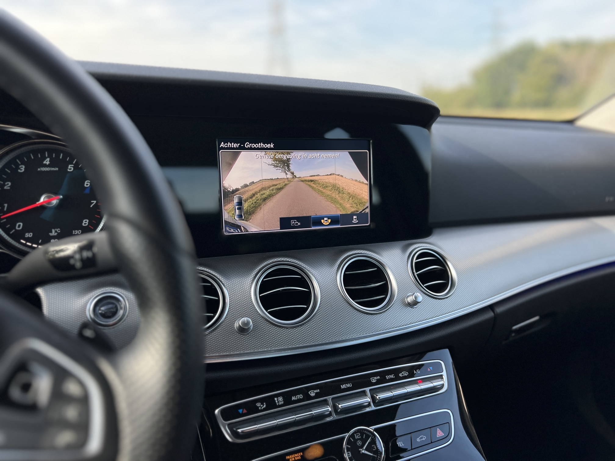 Mercedes Benz E200 SEDAN photo 24
