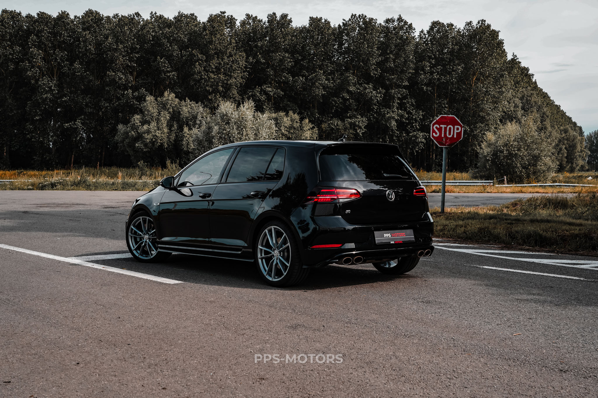 Volkswagen GOLF R 2.0 TSI 4MOTION photo 8
