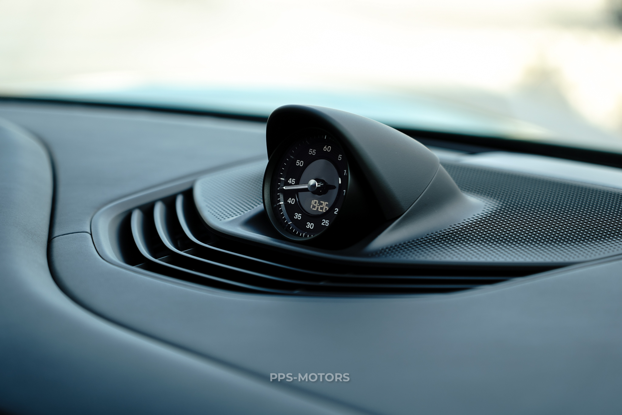 Porsche TAYCAN 4S photo 15