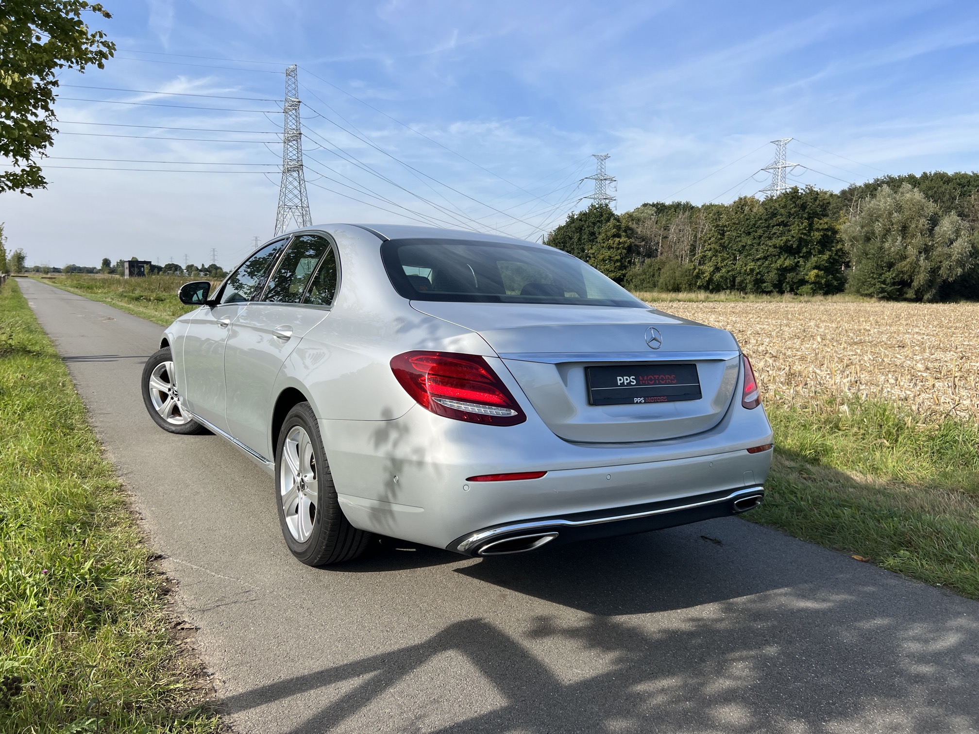 Mercedes Benz E200 SEDAN photo 16
