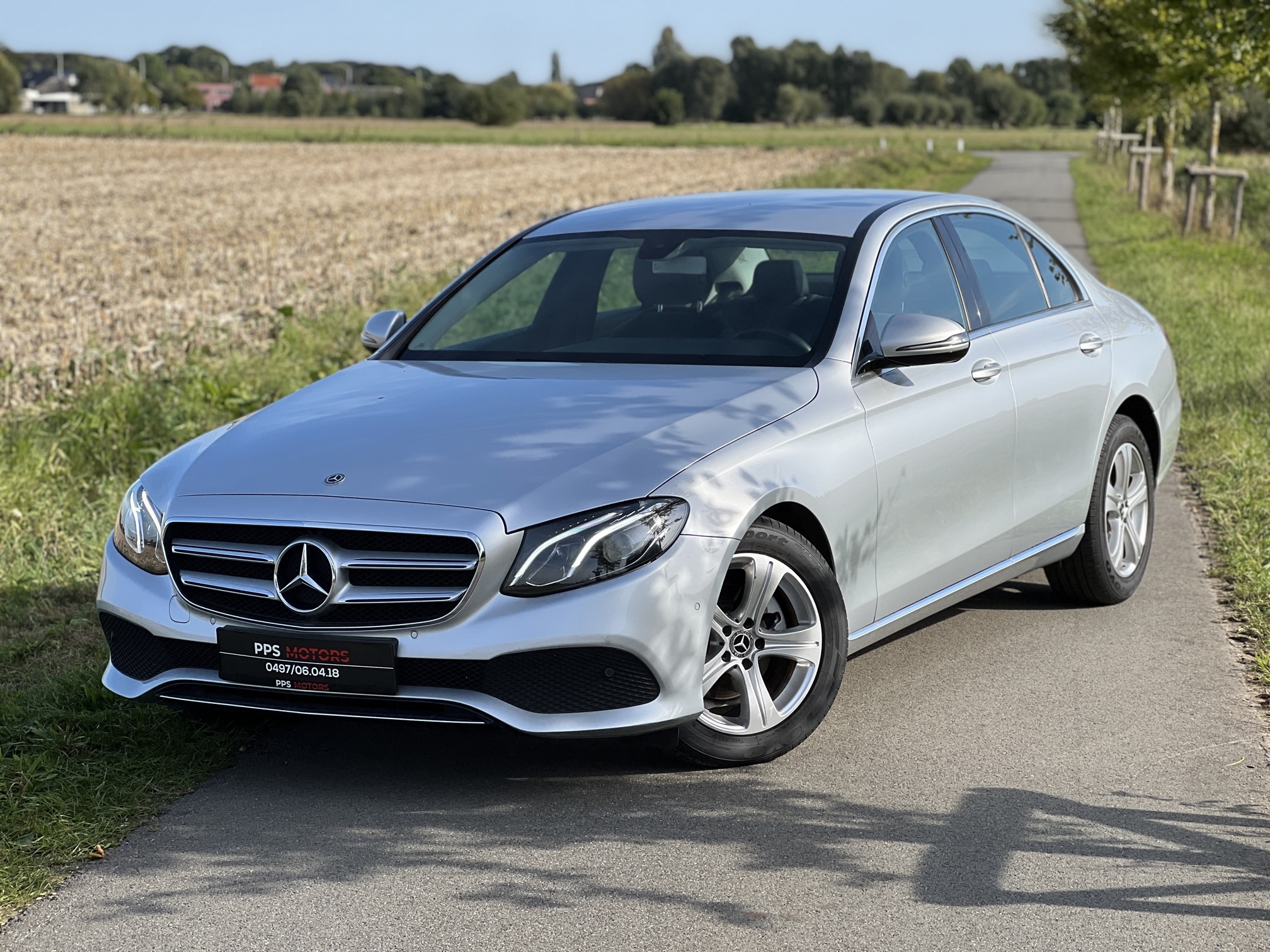 Mercedes Benz E200 SEDAN photo 11