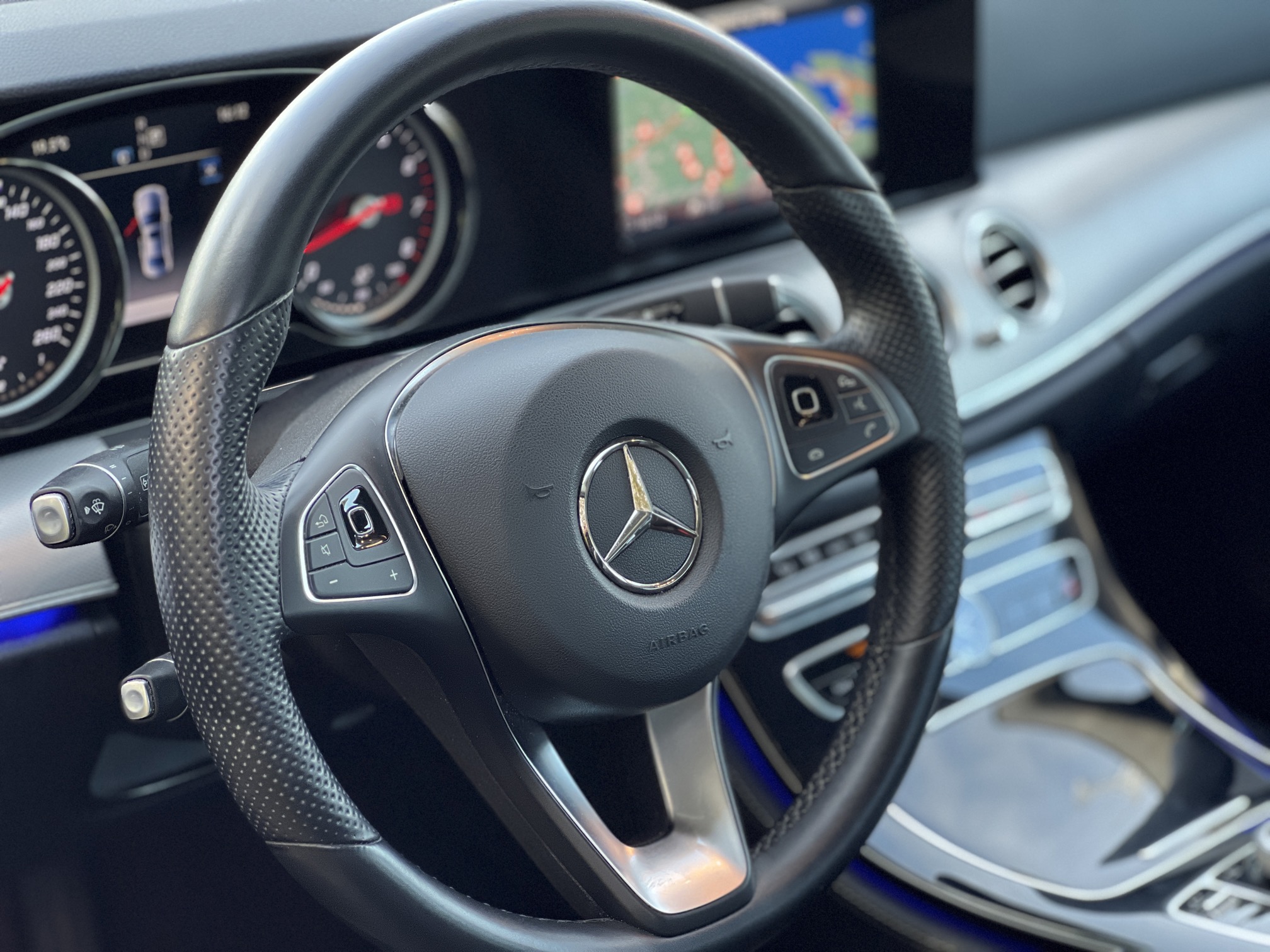 Mercedes Benz E200 SEDAN photo 27