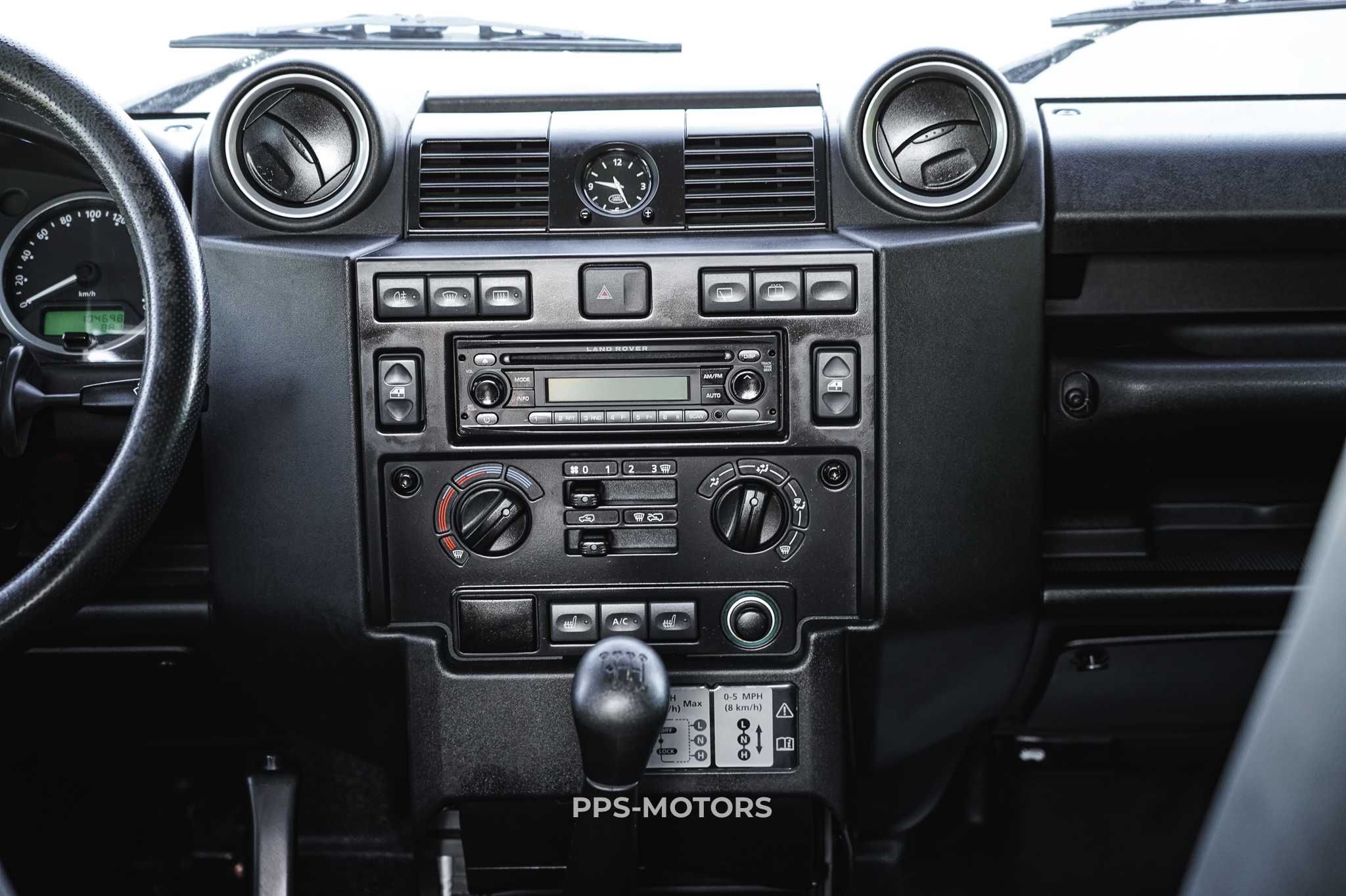 Land Rover DEFENDER 90 TD4 photo 12