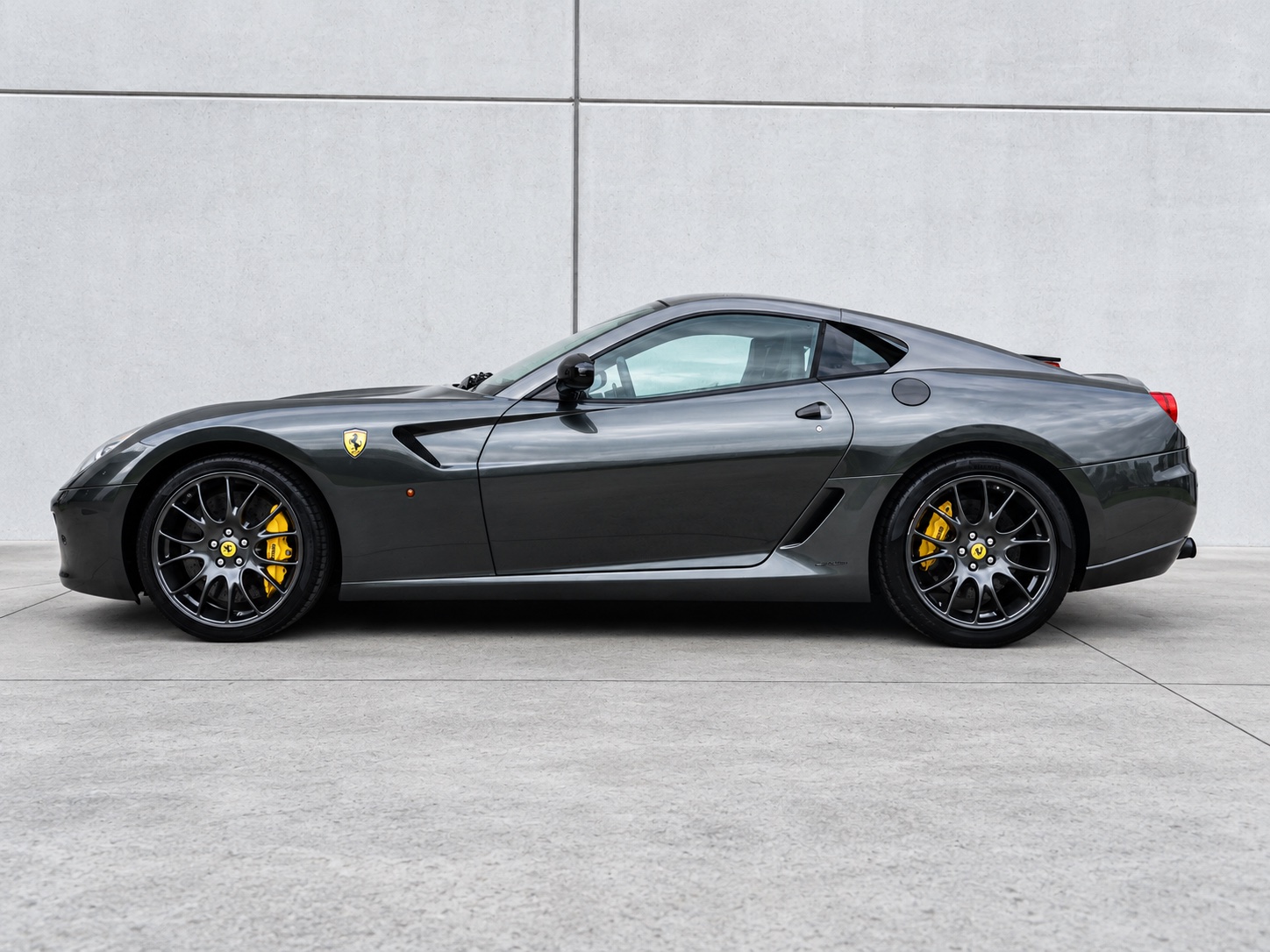 Ferrari 599 photo 2