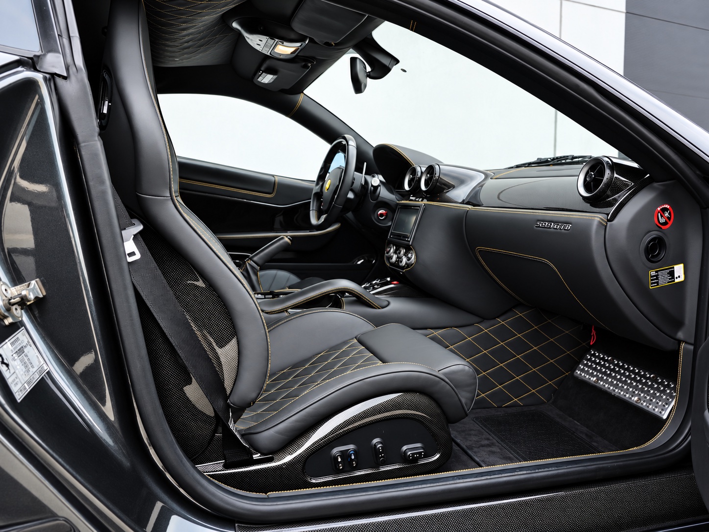 Ferrari 599 photo 8